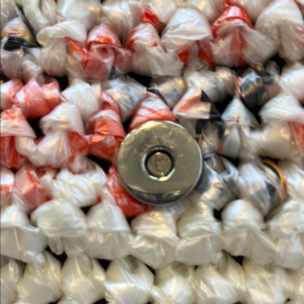 Arny cream coral & black bag. Recycled plastic bags. Artisanal crochet texture - Picture 8 of 13